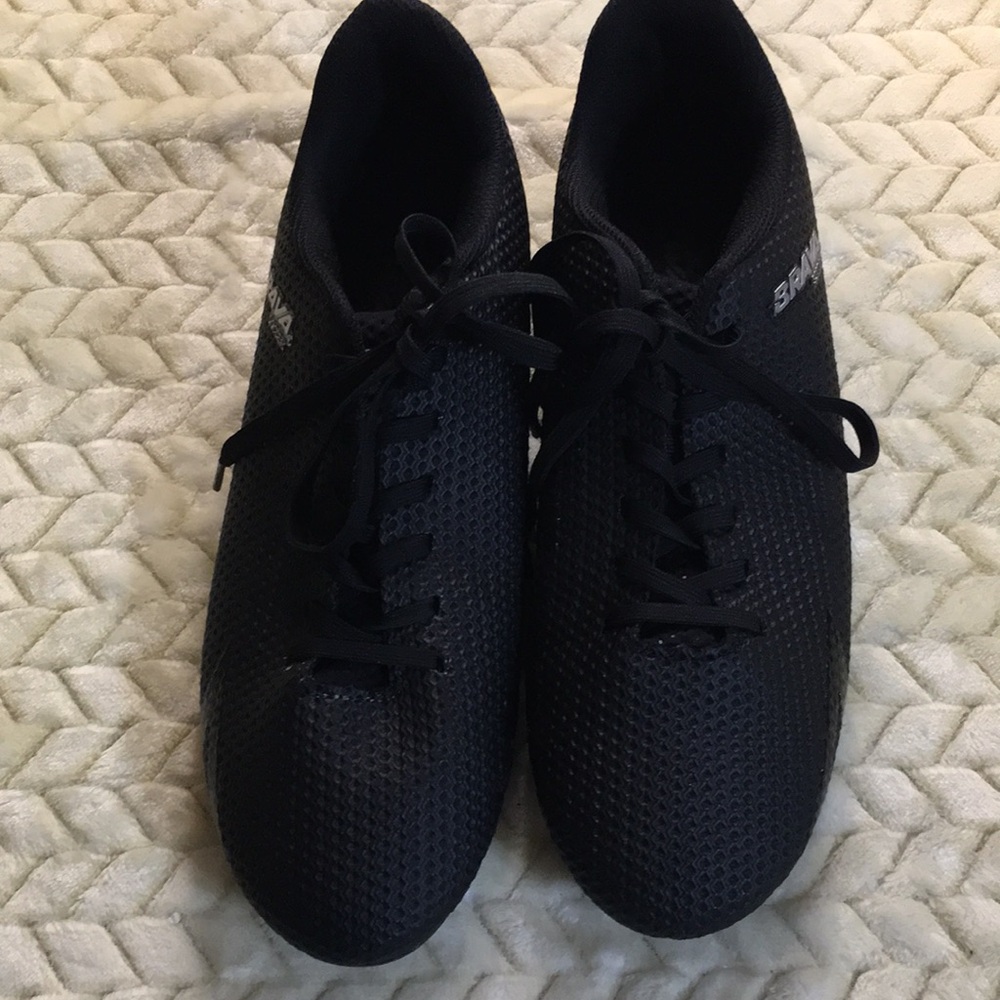 Men size 10D black Brava Soccer Shoes